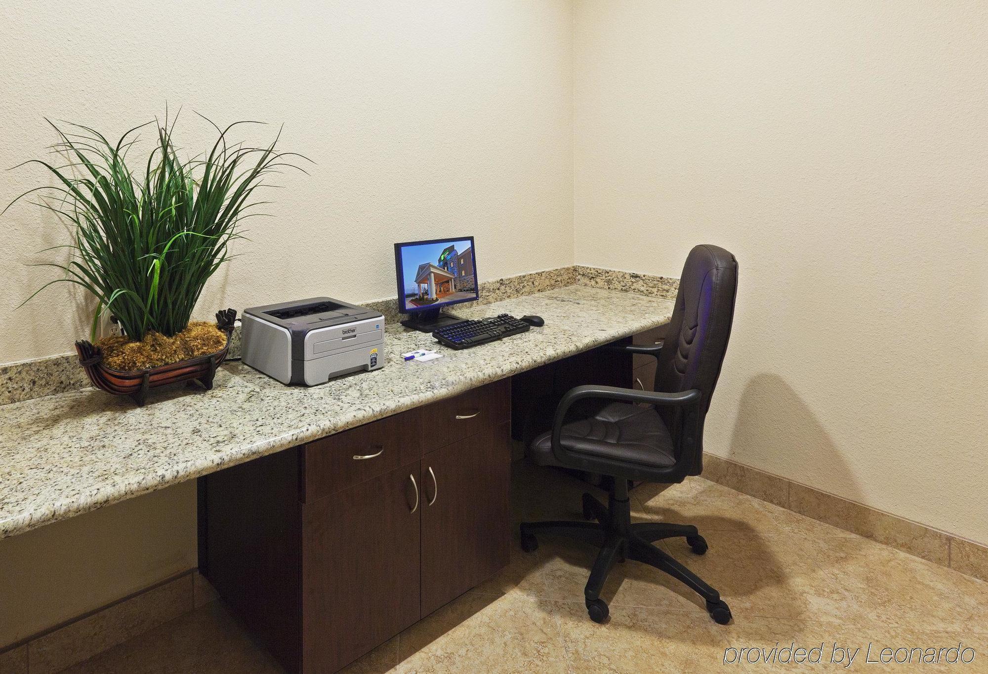 Holiday Inn Express & Suites Brady By Ihg Konforlar fotoğraf