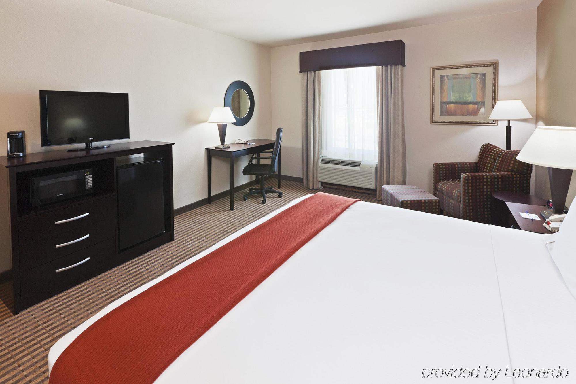 Holiday Inn Express & Suites Brady By Ihg Oda fotoğraf