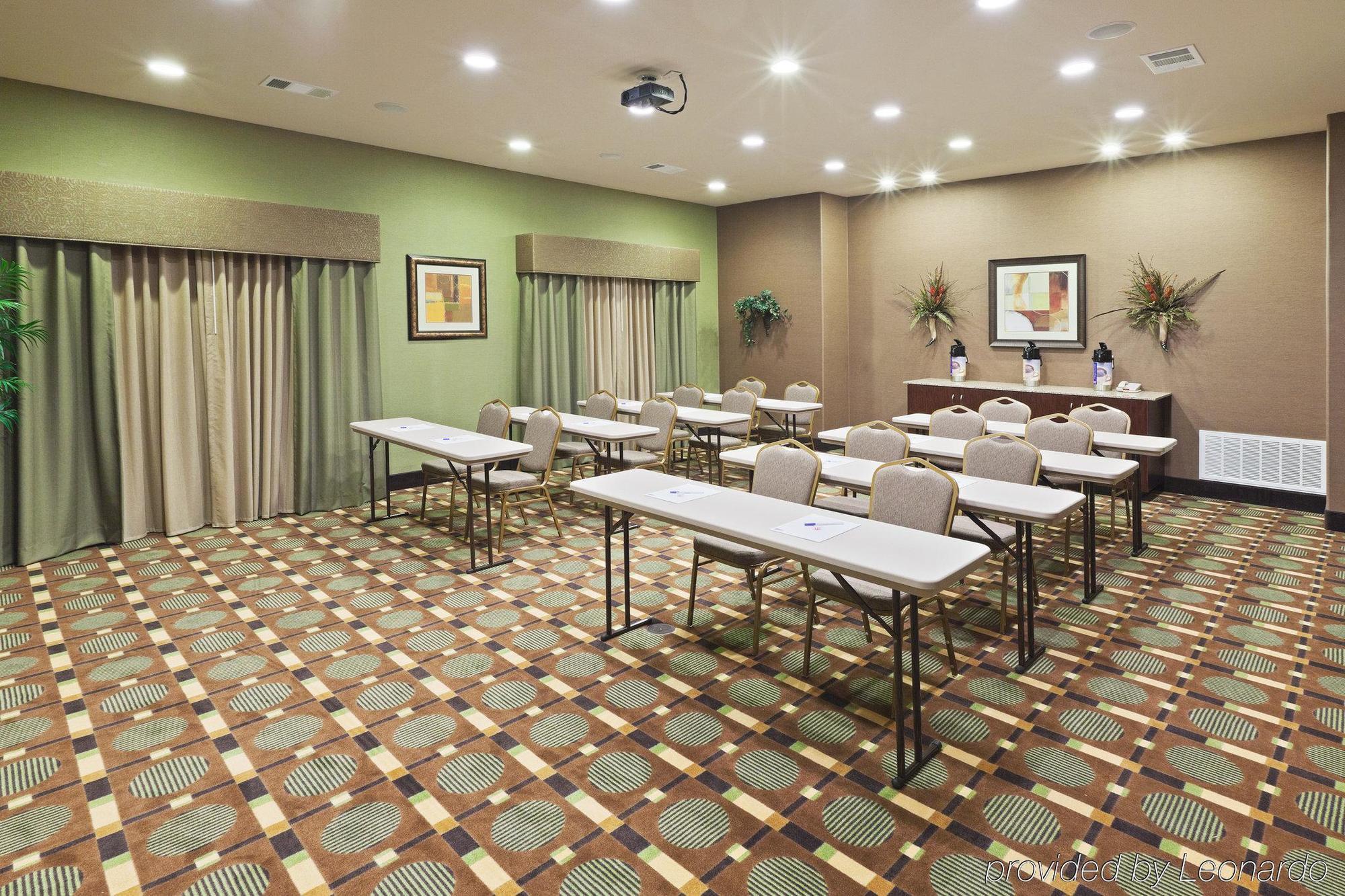 Holiday Inn Express & Suites Brady By Ihg Konforlar fotoğraf